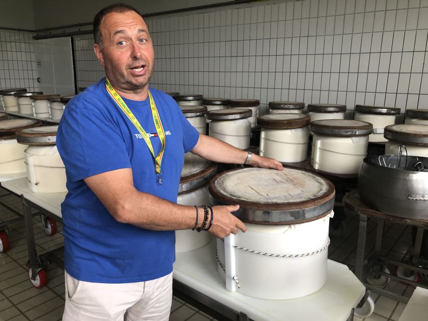 Leite do fazendeiro Simone Minelli é usado na produção do queijo autêntico Parmigiano Reggiano / Livia Borghese/CNN