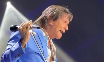 Roberto Carlos manda fãs "calarem a boca" durante show e internet reage