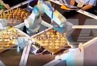 Robô jogador de xadrez quebra dedo de menino em torneio em Moscou