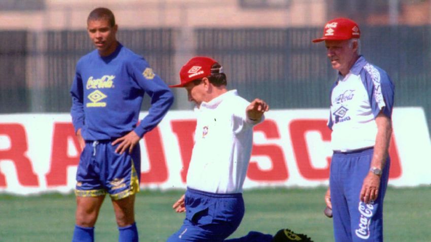 O atacante Ronaldo Fenômeno (e) e o auxiliar técnico Zagallo (d) observam o técnico Carlos Alberto Parreira (c) durante treino da Seleção Brasileira, em São Paulo, em 1994. / WILSON PEDROSA/ESTADÃO CONTEÚDO/