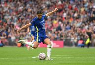 Craque do Chelsea e companheira sofrem abuso online após anúncio de bebê