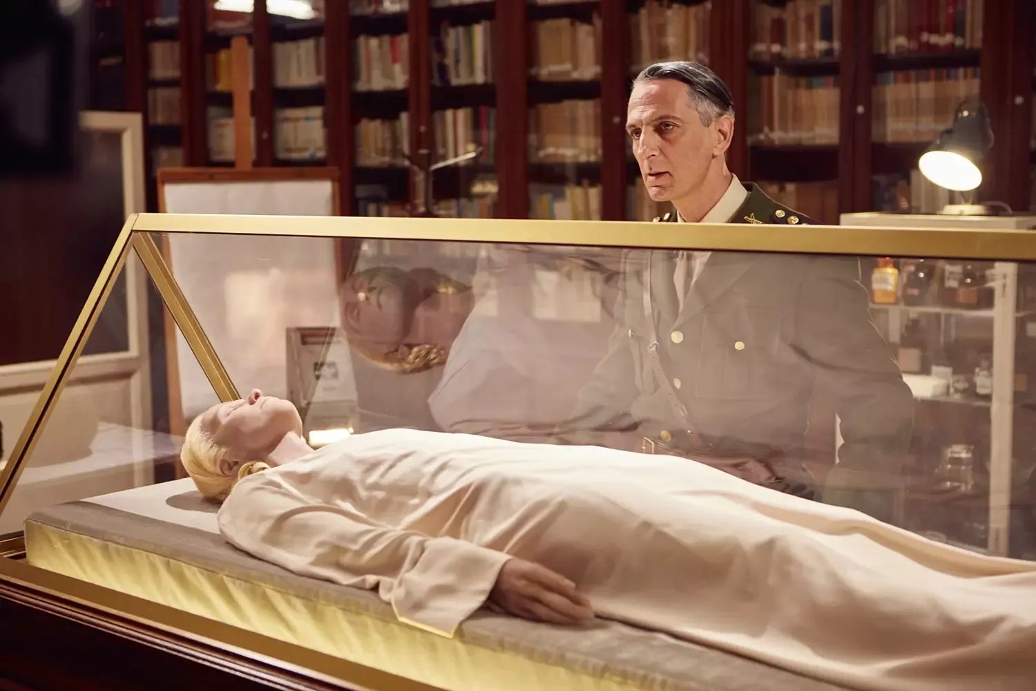 Cena da série "Santa Evita" que mostra o que aconteceu com o corpo de Evita Perón após sua morte/ Divulgação