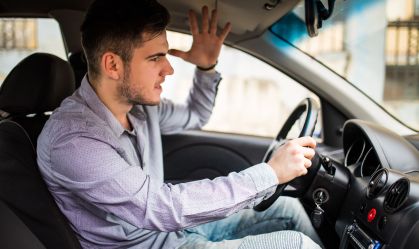 Dirigir com raiva pode prejudicar motoristas; veja como manter a calma ao volante