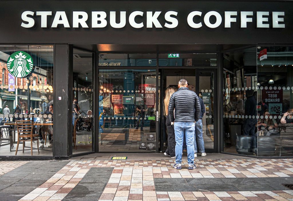 Fila para entrar no Starbucks em Castle Lane, Reino Unido, setembro de 2020