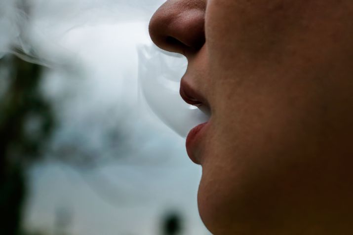 Tabagismo é um fator de risco associado ao câncer de cabeça e pescoço / Foto: Rapeepong Puttakumwong/Getty Images