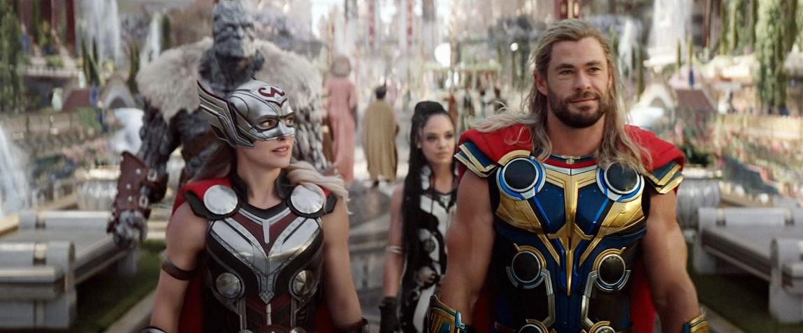 Natalie Portman e Chris Hemsworth em "Thor: Amor e Trovão" / ©Walt Disney Co./Courtesy Everett Collection
