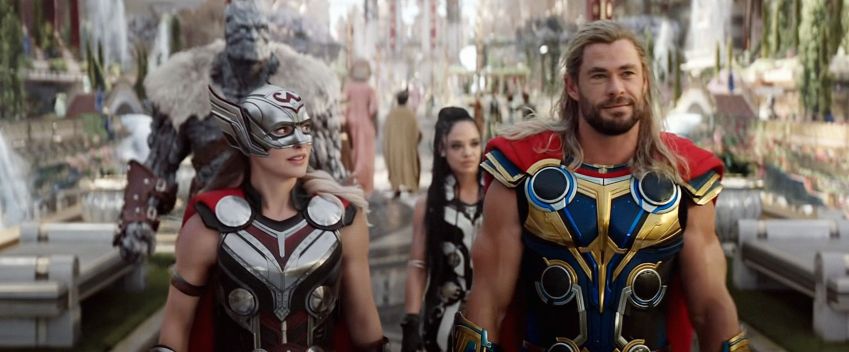 Natalie Portman e Chris Hemsworth em "Thor: Amor e Trovão" / ©Walt Disney Co./Courtesy Everett Collection