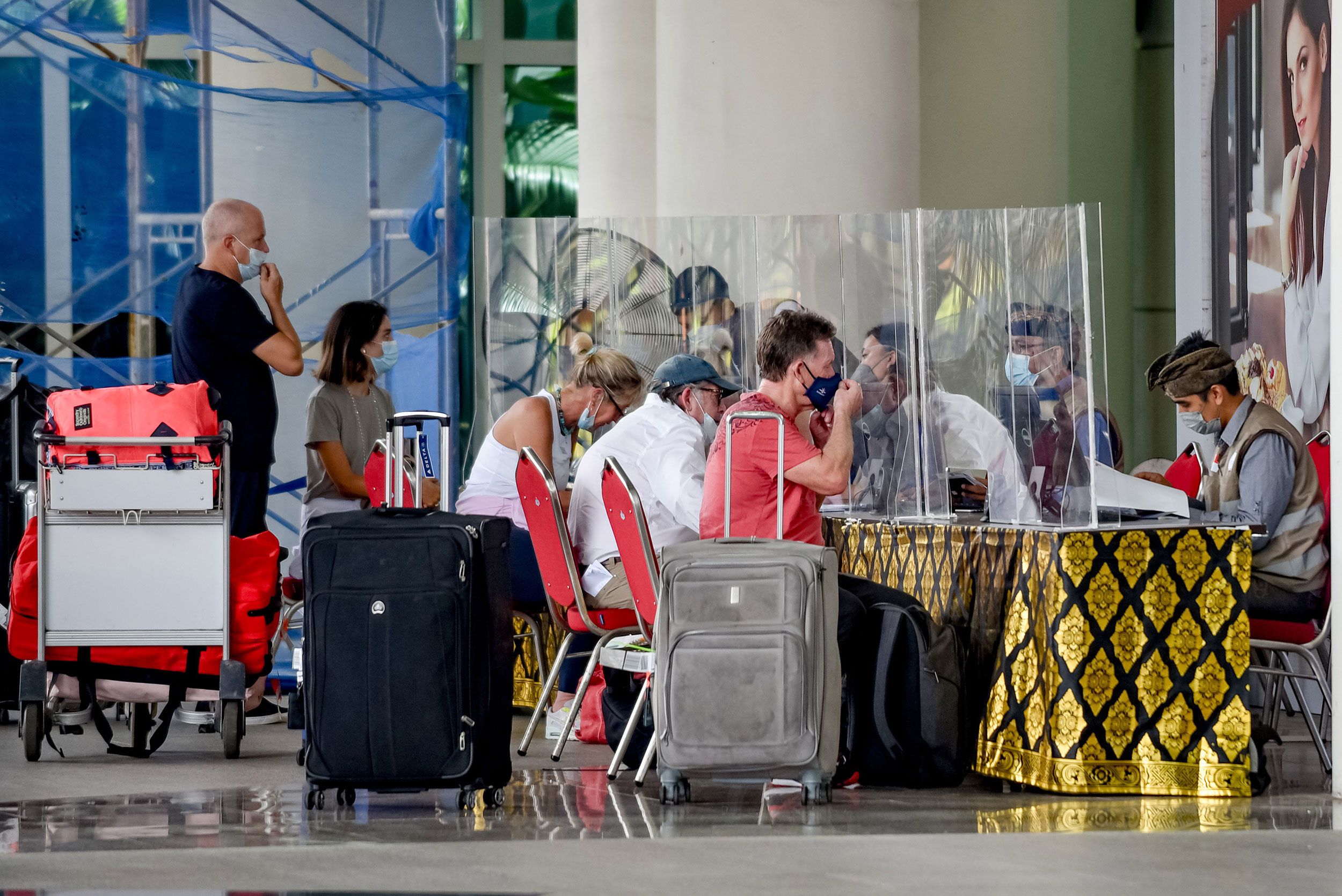 Turistas esperam em fila para entrada em Bali, na Indonésia, no Aeroporto Internacional Ngurah Rai / Bisinglasi/Xinhua/Getty Images