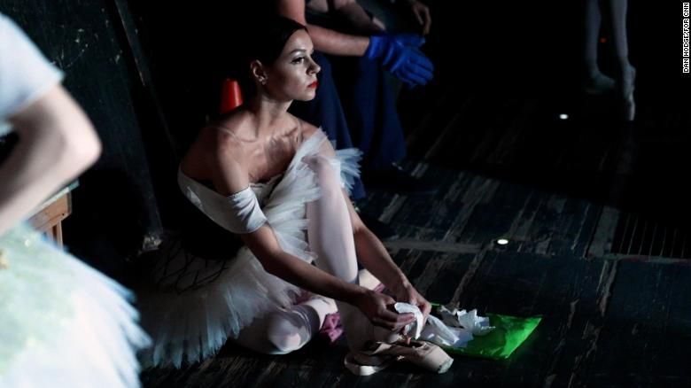 Katryna Kalchenko no porão da casa de ópera de Odesa / Dan Hodge, da CNN