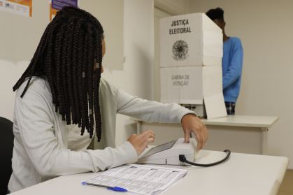 Cabina de votação com a urna modelo UE2020