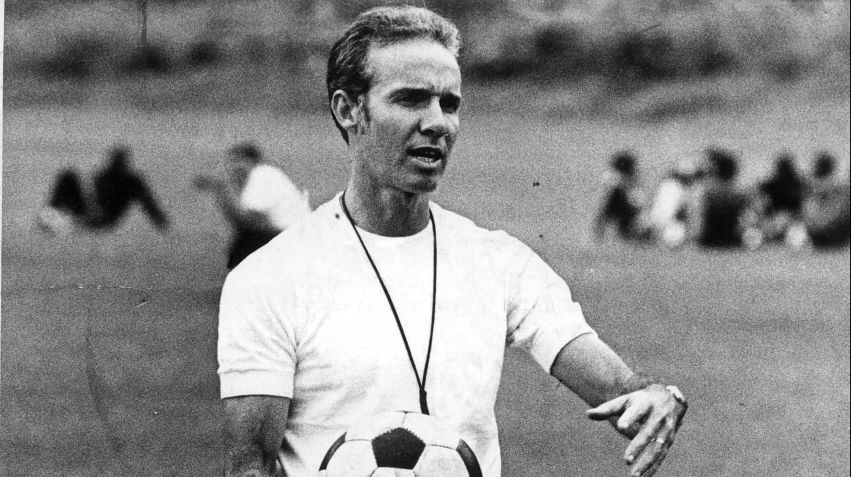 O técnico Zagallo segura bola durante treino da Seleção Brasileira, na Copa do Mundo de 1970, no México / Crédito: ARQUIVO/ESTADÃO CONTEÚDO/
