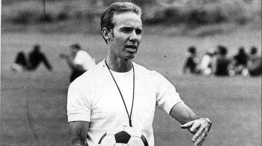 O técnico Zagallo segura bola durante treino da Seleção Brasileira, na Copa do Mundo de 1970, no México / Crédito: ARQUIVO/ESTADÃO CONTEÚDO/
