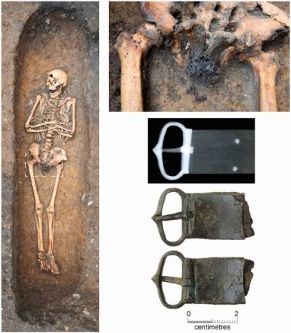 Escavação de um frade agostiniano com restos de fivela de cinto de metal in situ / International Journal of Paleopathology / Cambridge Archaeological Unit