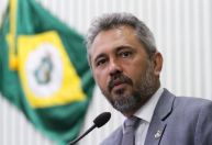 Elmano de Freitas lidera cenários para reeleição no CE, diz Paraná Pesquisa