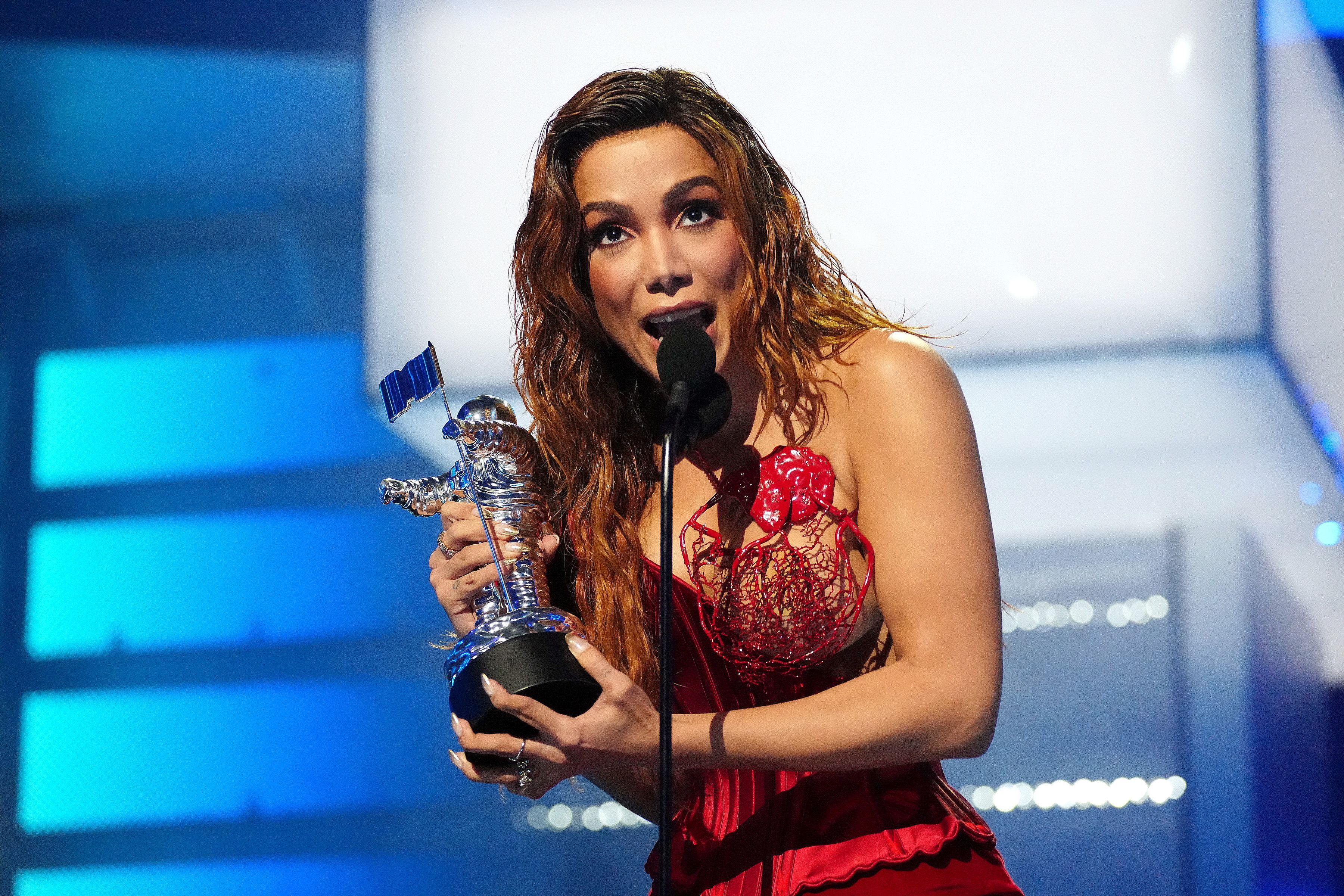 Anitta recebe o prêmio de "Melhor Música Latina" por "Envolver" no MTV Video Music Awards (VMA) de 2022.