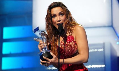 Anitta deixa Warner Music após disputa pública com a gravadora