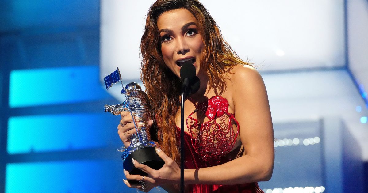 Anitta deixa Warner Music após disputa