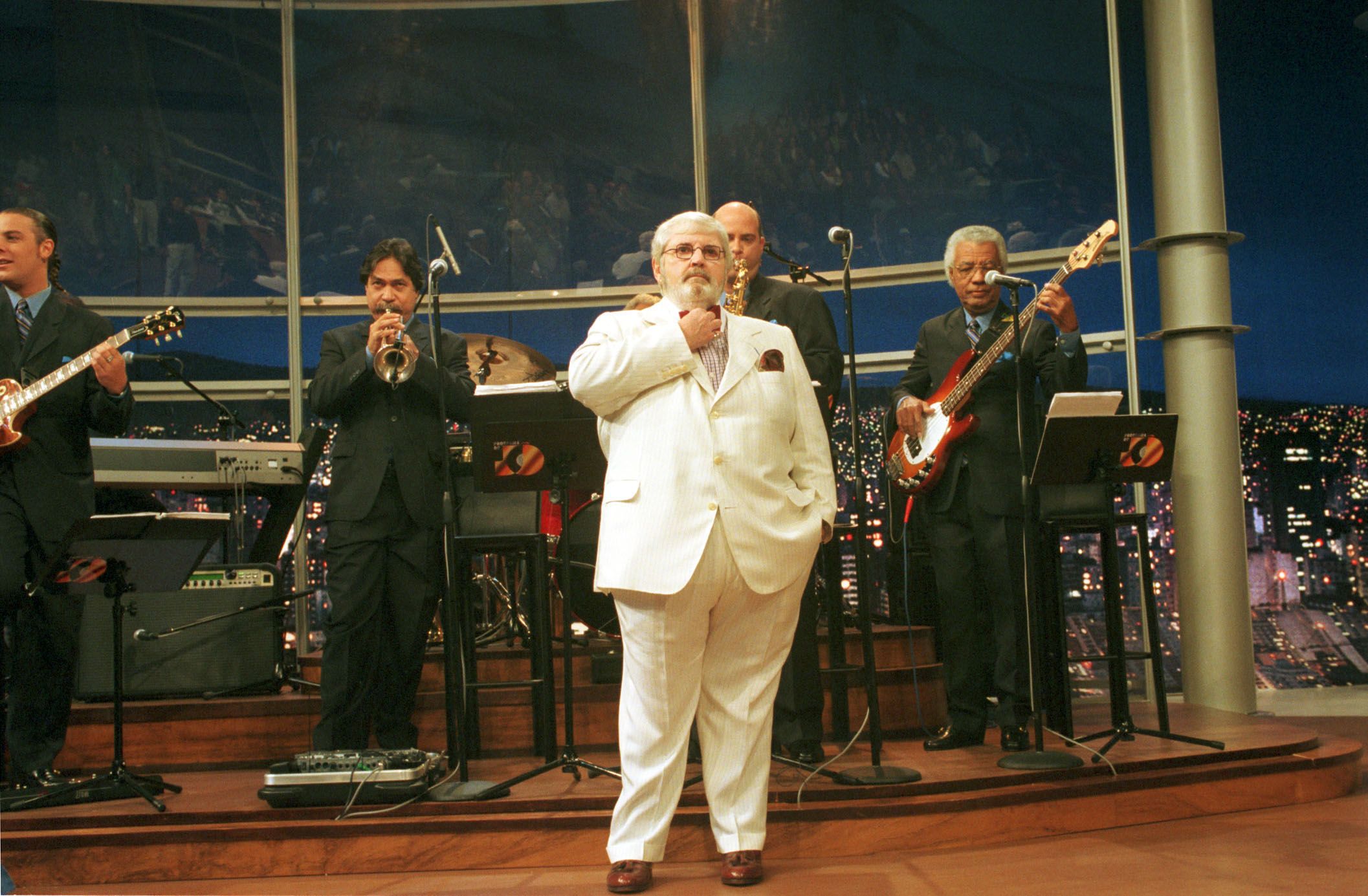 O primeiro "Programa do Jô", apresentado por Jô Soares nos estúdios Rede Globo de São Paulo, em abril de 2000. Ao fundo, quatro integrantes do sexteto que acompanhava o apresentador: (esq./dir.) Tomati, Chico Oliveira, Derico e Bira / VIDAL CAVALCANTE/ESTADÃO CONTEÚDO/AE