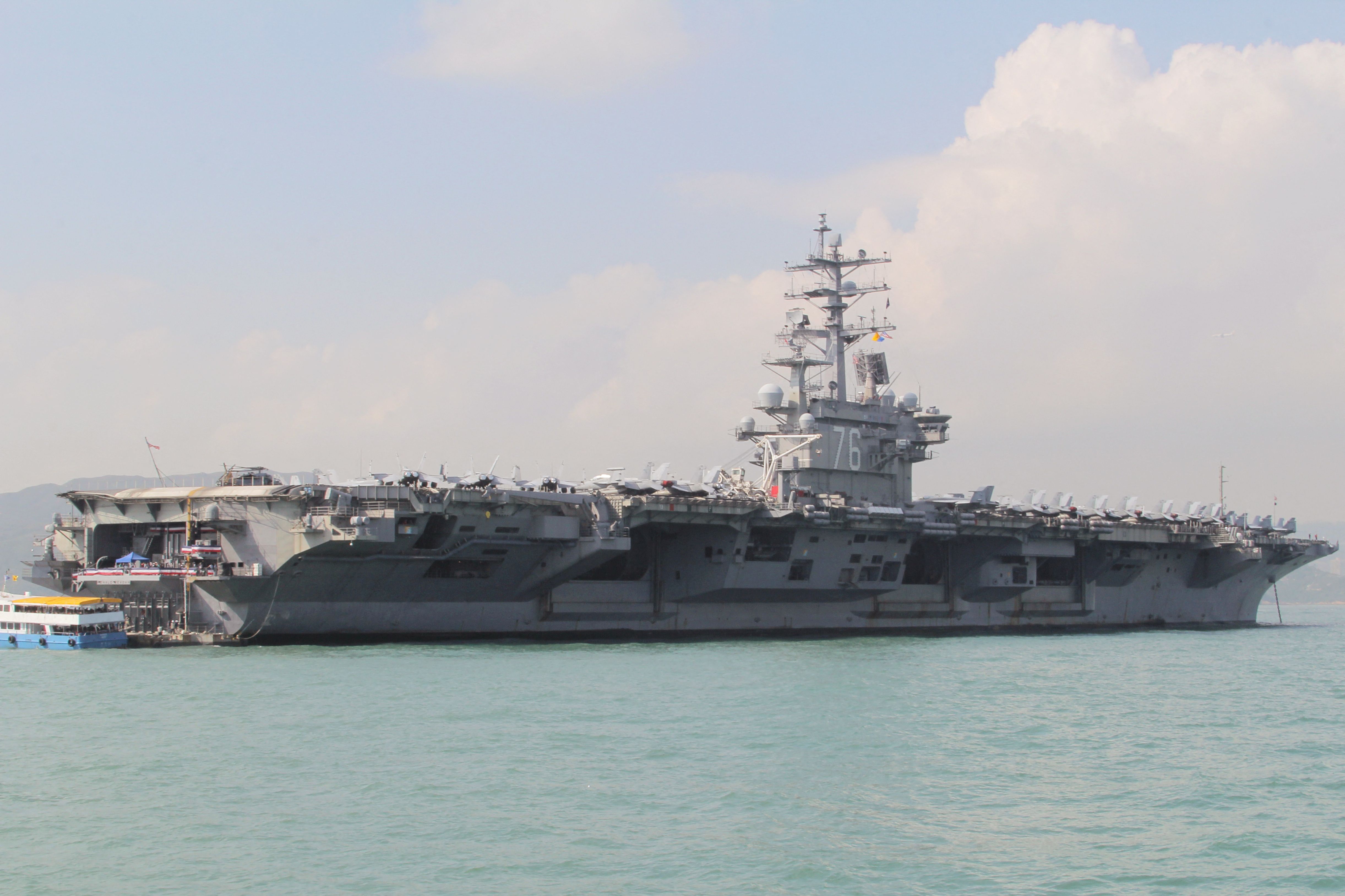 Porta-aviões norte-americano USS Ronald Reagan durante visita a Hong Kong em novembro de 2018