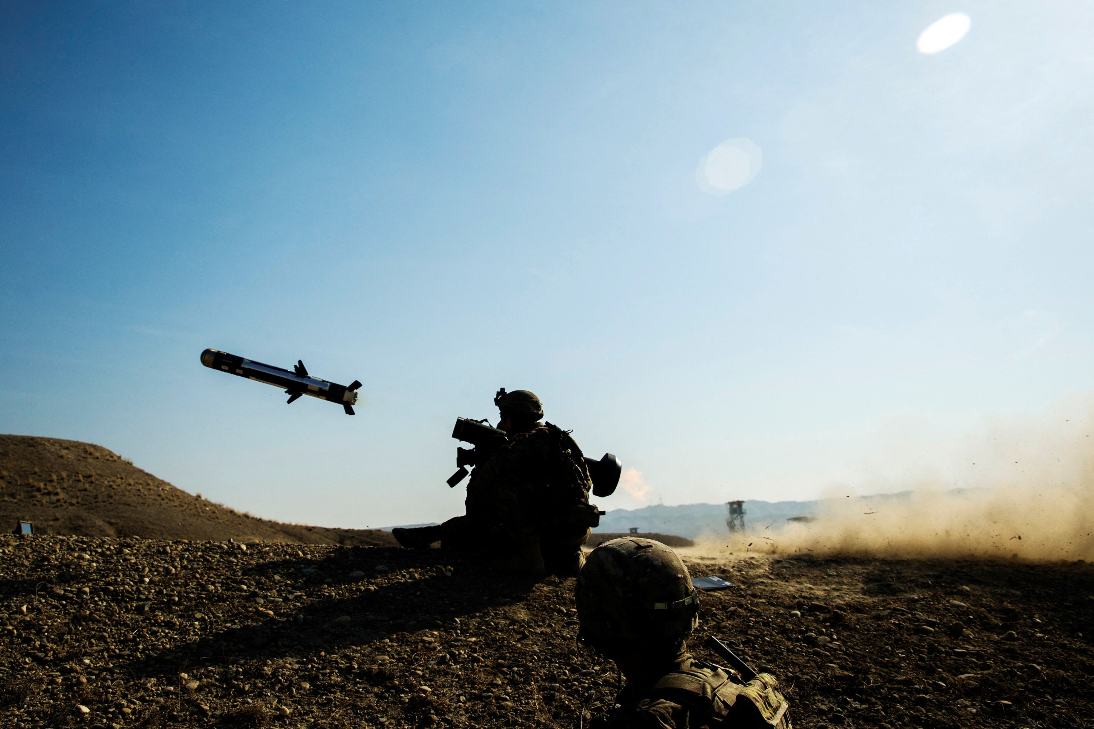 Soldado dos EUA dispara míssil Javelin durante treinamento no Afeganistão