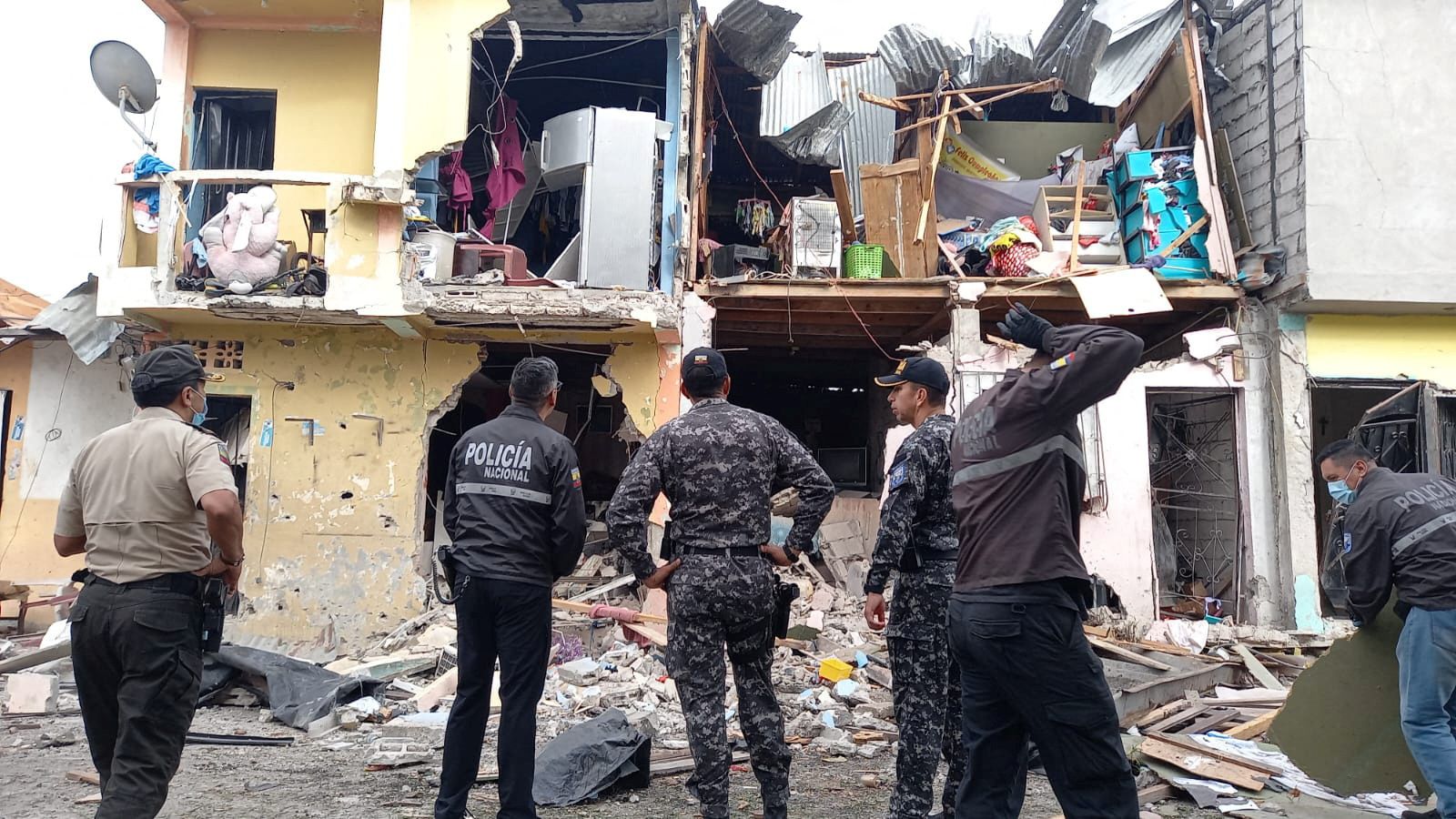 Explosão destrói casas e veículos em Guayaquil