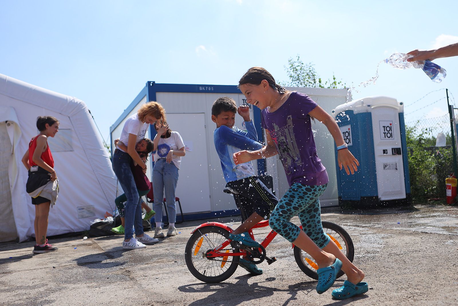 Crianças brincam em um campo de refugiados em Praga. / Ivana Kottasová/CNN