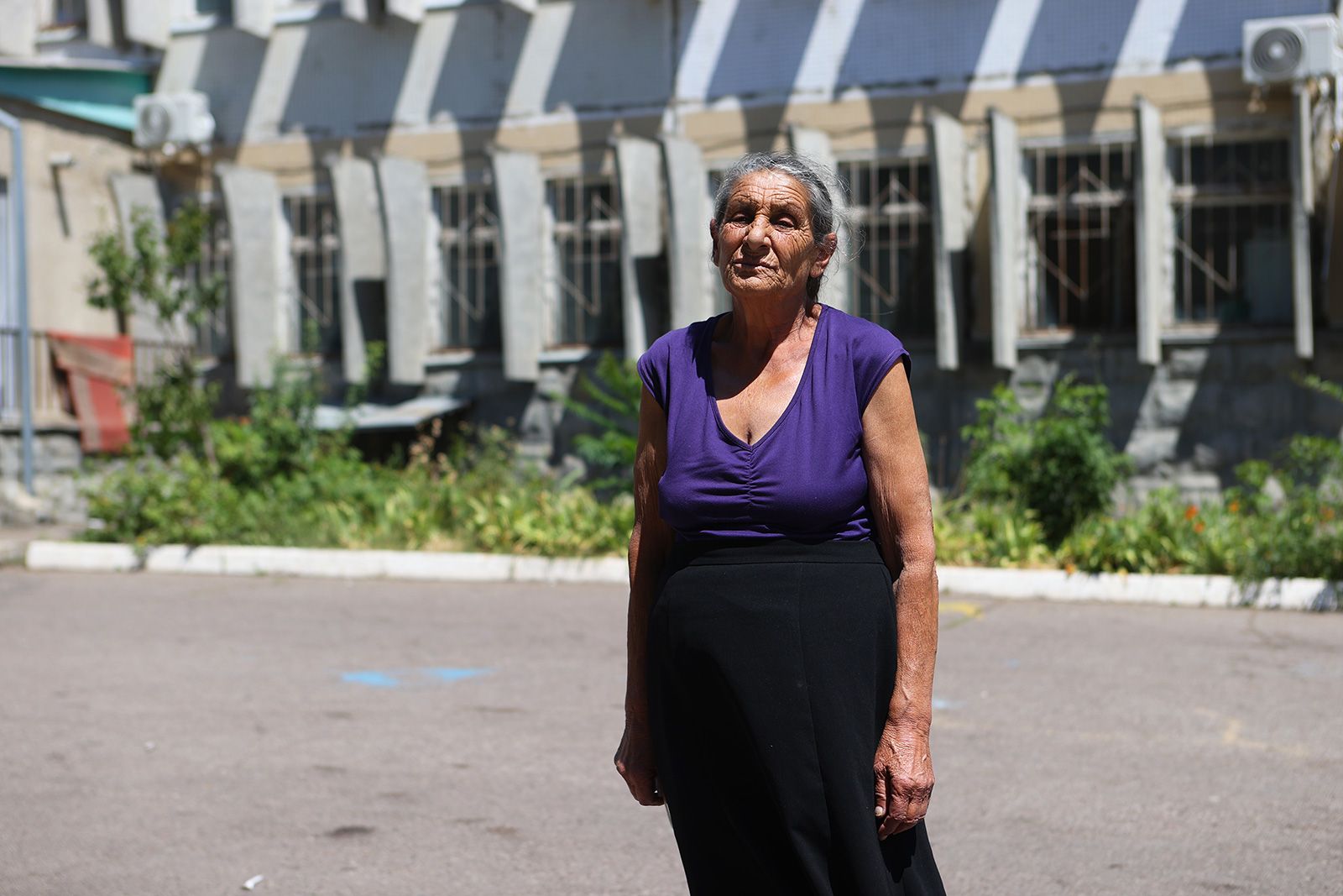 Lida Kalyshinko diz que as instalações para refugiados de Chisinau não são adequadas para sua neta com deficiência / Ivana Kottasová/CNN