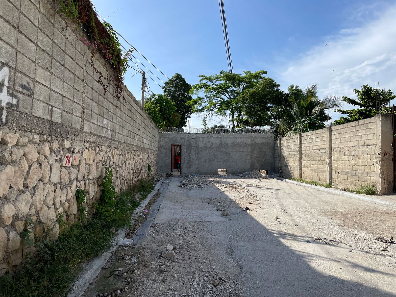 As pessoas neste bairro construíram um muro em uma via pública no mês passado para impedir a entrada de gangues que estavam sequestrando moradores por resgates / Natalie Gallon/ CNN