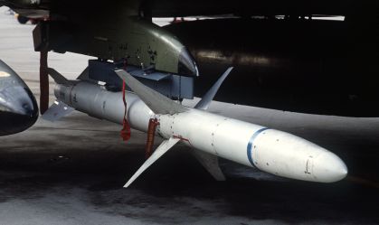 Uma visão de um míssil anti-radiação de alta velocidade AGM-88 HARM contado sob a asa de uma aeronave F-4G Phantom II "Wild Weasel" da 37ª Asa de Caça Tático