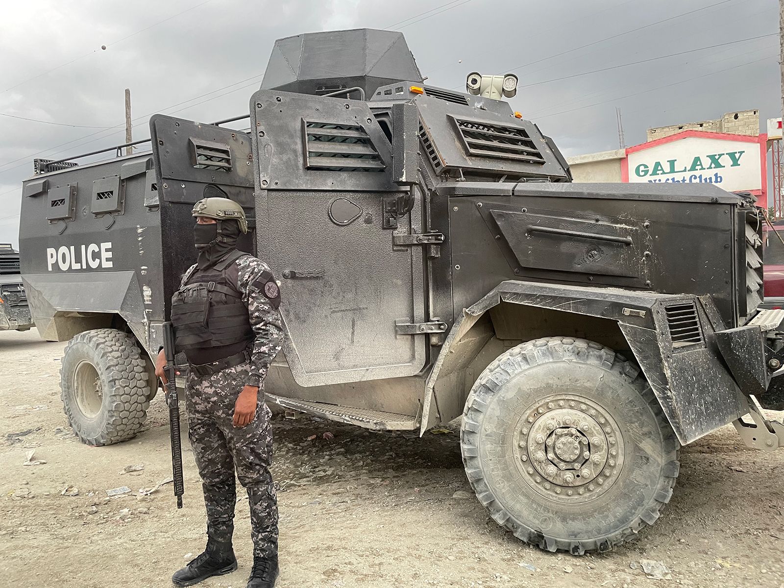 Policial da SWAT haitiana vigia após uma operação anti-gangues em Croix-des-Bouquets / Natalie Gallon/ CNN