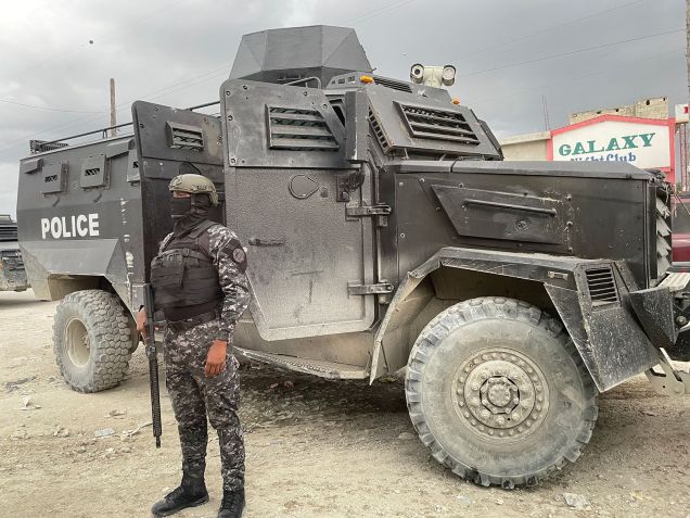 Policial da SWAT haitiana vigia após uma operação anti-gangues em Croix-des-Bouquets / Natalie Gallon/ CNN