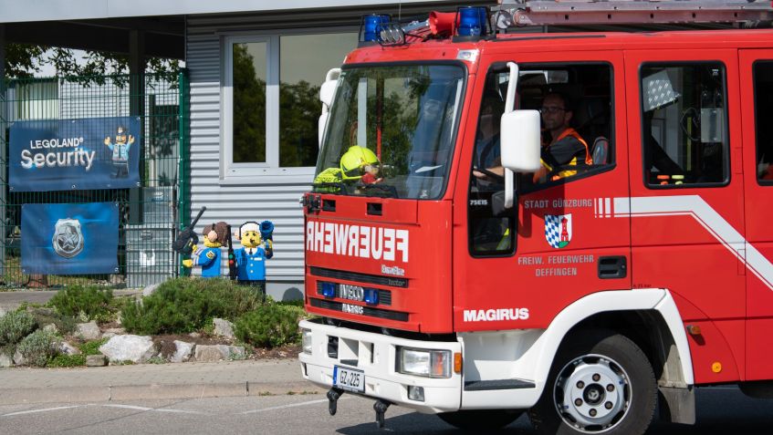 Um caminhão de bombeiros passa pela entrada da Legoland na cidade bávara / Getty Images