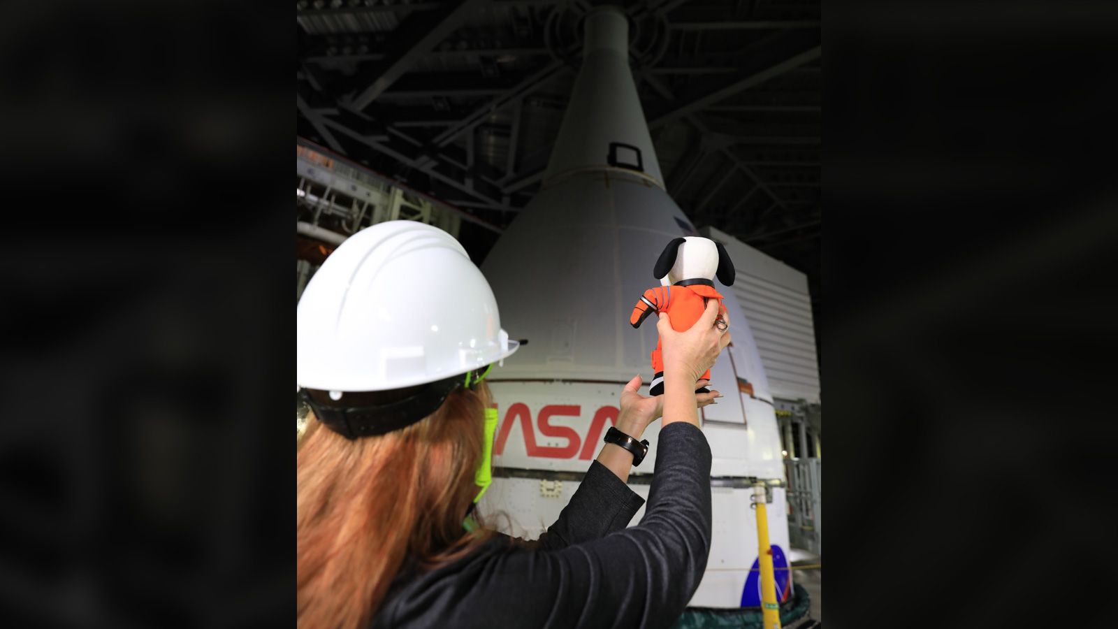 Snoopy visualizou o foguete e a espaçonave Artemis I em dezembro. / Kim Shiflett / Nasa
