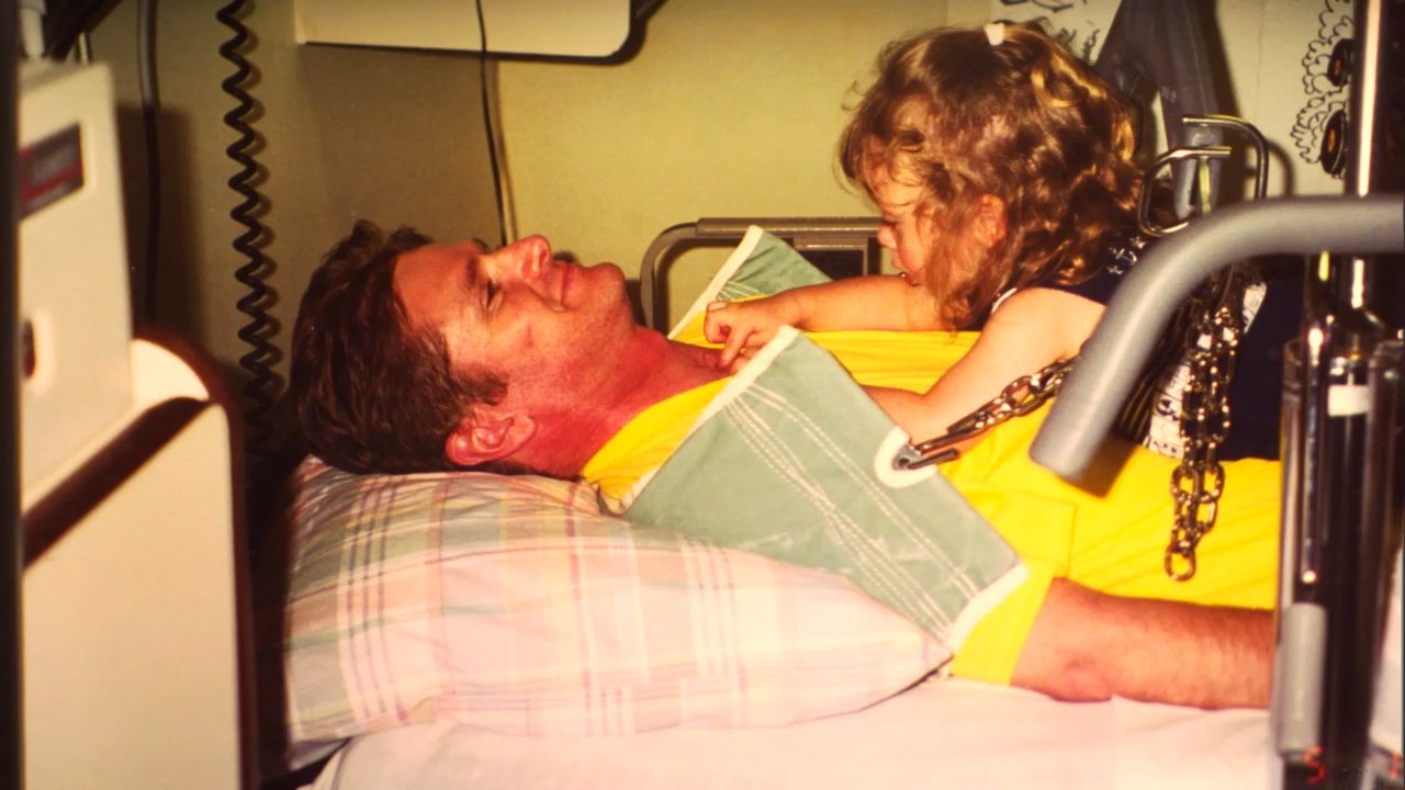 A filha de Schmidt o visita no hospital após seu acidente. / Família Schmidt