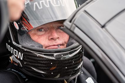 Sam Schmidt sopra em um tubo para acelerar e suga para frear.