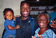 Haitiano arrecada dinheiro para adotar menino abandonado no lixo