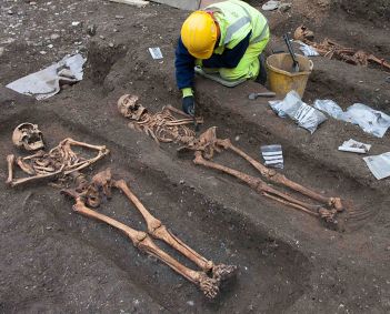 Arqueólogos da Unidade Arqueológica de Cambridge escavam os restos mortais de frades enterrados nos terrenos do antigo convento agostiniano no centro de Cambridge.