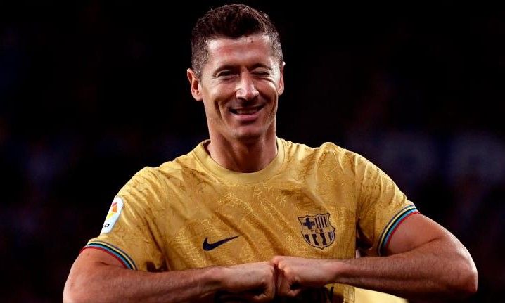 Lewandowski comemora o primeiro gol contra a Real Sociedad. / Reprodução/CNN