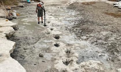 Pegadas de dinossauros de 113 milhões de anos são descobertas em rio que secou