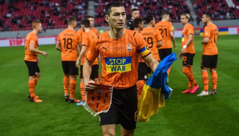Taras Stepanenko, do Shakhtar Donetsk, entra em campo antes de uma partida beneficente entre Shakhtar e Olympiacos no Estádio Karaiskaki, em Atenas, no dia 9 de abril. / Angelos Tzortzinis