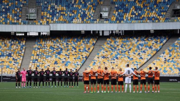Jogadores do Shakhtar Donetsk e do Metalist 1925 Kharkiv fazem um minuto de silêncio pelas pessoas que perderam a vida enquanto o ataque da Rússia à Ucrânia continua. / Gleb Garanich/Reuters