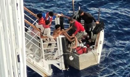 Imigrantes cubanos à deriva no mar são resgatados por navio de cruzeiro
