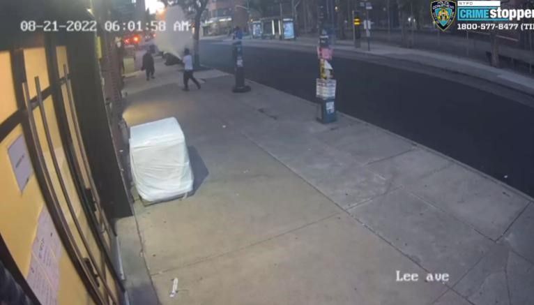 homem sendo atacado retratado por imagem de câmera de segurança
