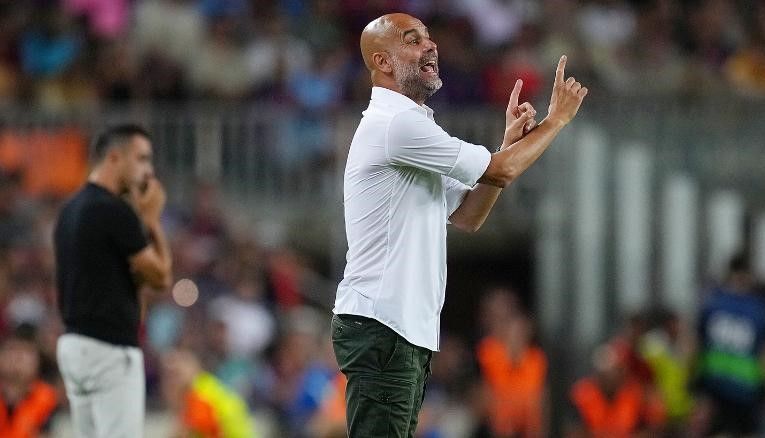 Guardiola dá instruções ao seu time do Manchester City contra o Barcelona. / Reprodução/Alex Caparros/Getty Images