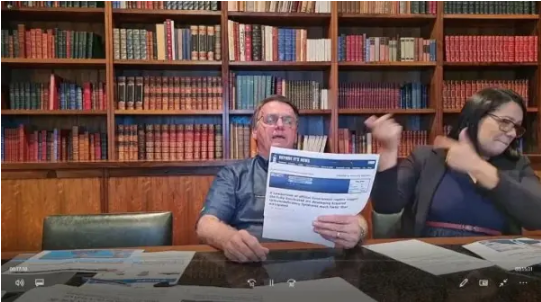 Print da live do dia 21 de outubro de 2021, no momento em que Bolsonaro faz a referência infundada entre vacinas e Aids. Fonte da imagem: Estadão / Projeto Comprova