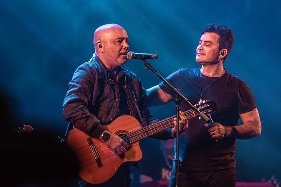 Shawn Mendes paga curso de inglês para vendedor ambulante de praia no RJ