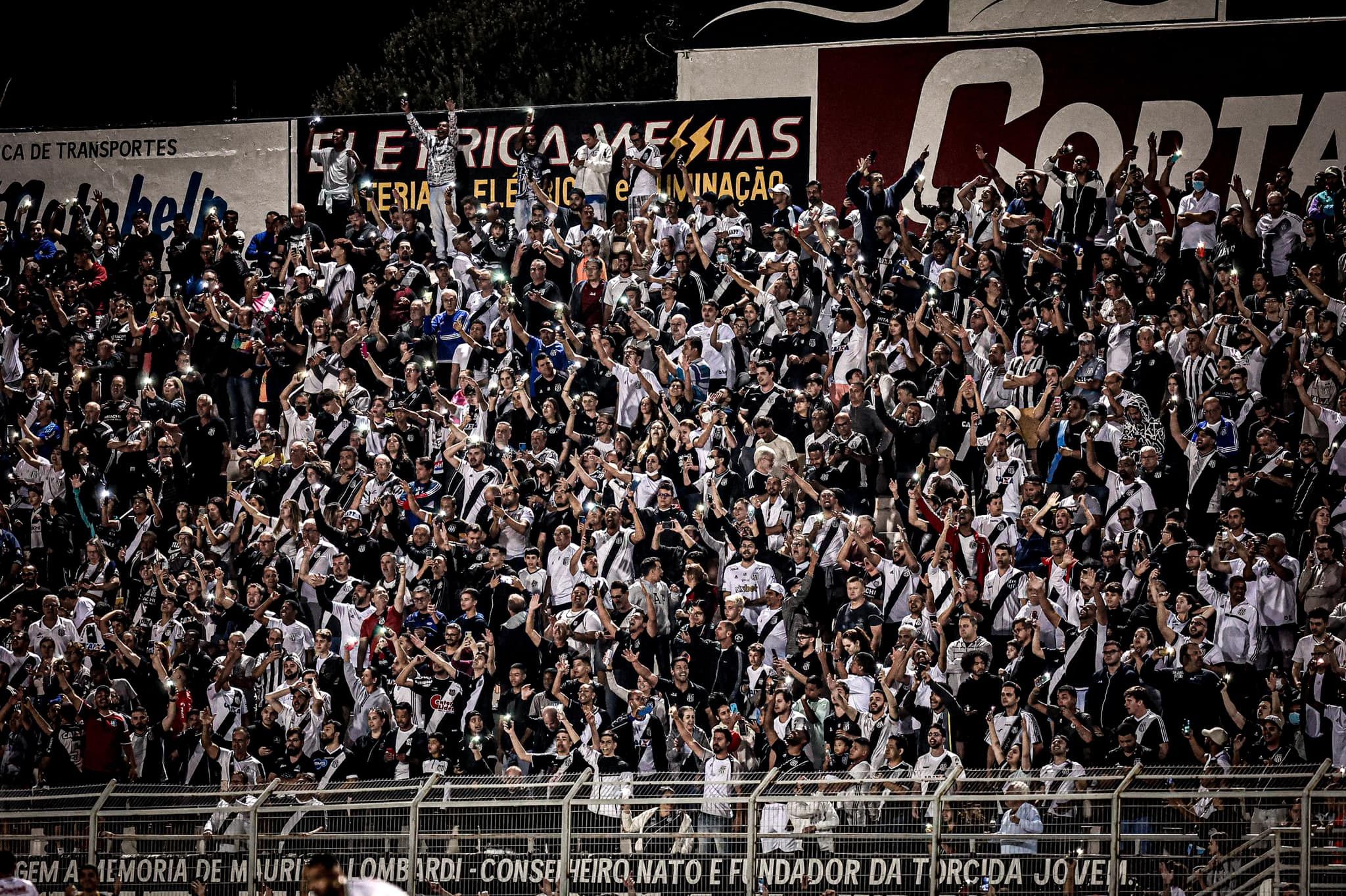 Torcida da Ponte Preta no estádio Moisés Lucarelli, o Majestoso, em jogo contra o Vasco. / Lucas Almeida