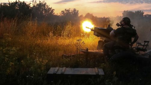 Soldado ucraniano dispara com um canhão antiaéreo ZU-23-2 em posição perto de uma linha de frente na região de Kharkiv