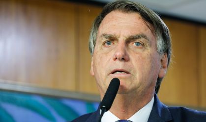 Quem pede AI-5 deve ser aconselhado a não passar “papel de ridículo”, diz Bolsonaro