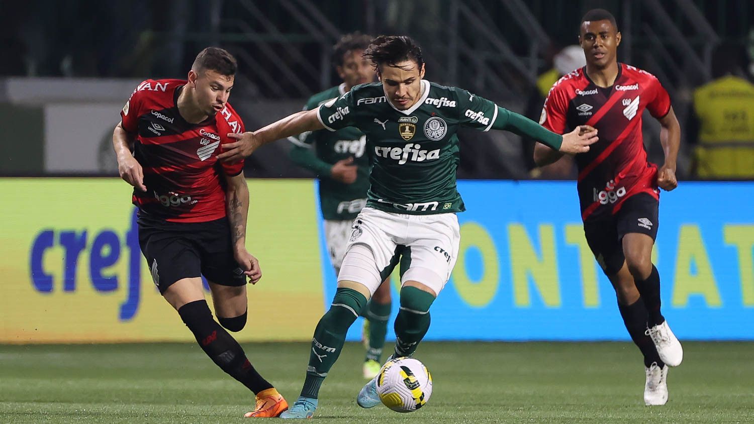 O jogador Raphael Veiga, da SE Palmeiras, disputa bola com o jogador Hugo Moura, do Athletico Paranaense, durante partida válida pela décima quinta rodada do Campeonato Brasileiro 2022, Série A, no Allianz Parque